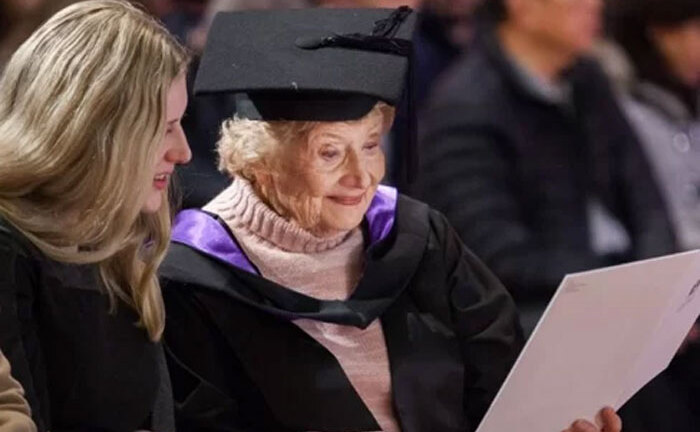 Cụ bà 90 tuổi nhận bằng thạc sĩ