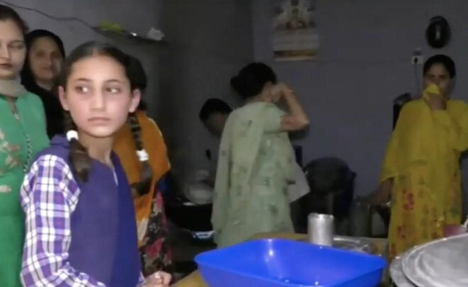 Nhờ học sinh mua sữa, cô giáo bị đình chỉ công tác