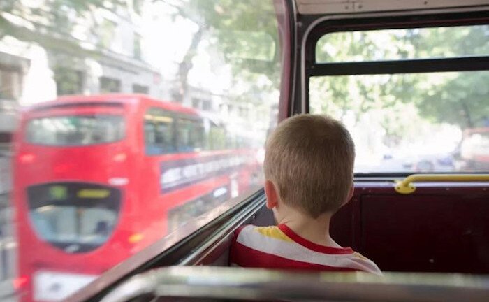 Trẻ bị bỏ quên trên xe buýt của trường và may mắn thoát chết