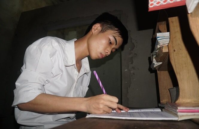 Ông bố tật nguyền nhặt ve chai rao bán nhà cho con vào đại học