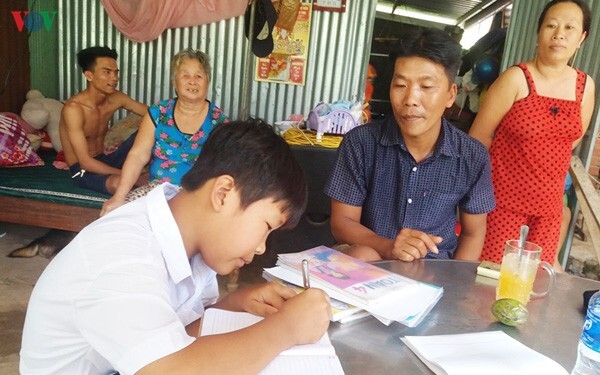 Học sinh lớp 4 không biết chữ, giáo viên vẫn nhận xét 'đọc trơn, viết thạo'