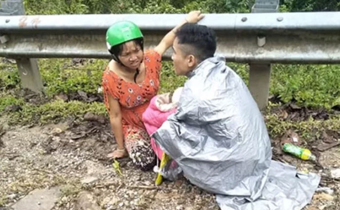 Không kịp đến viện, chồng đỡ đẻ cho vợ ngay bên vệ đường