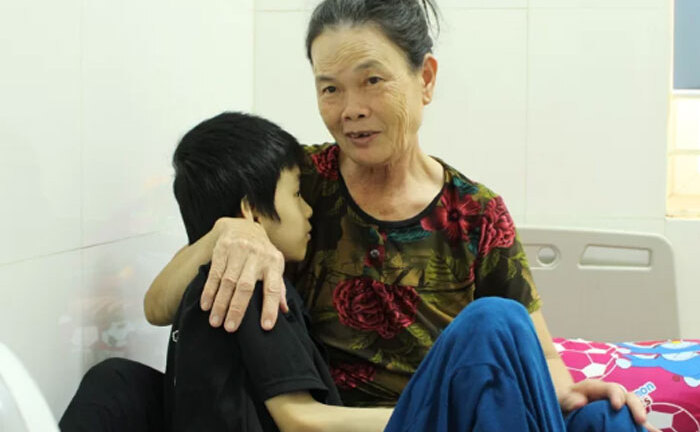 Vợ chồng nghèo 11 năm nuôi con bị bệnh cho người lạ