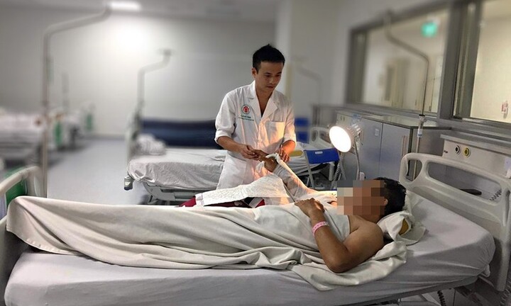 5 giờ căng thẳng 'hồi sinh' cánh tay đứt rời cho người đàn ông