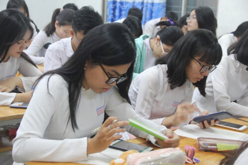 Thi trên máy tính bảng, điện thoại thông minh: Lo ngại thí sinh chụp đề thi ra ngoài nhờ làm hộ