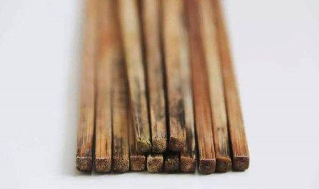 Nếu đũa ăn có những đặc điểm này bạn cần bỏ ngay lập tức
