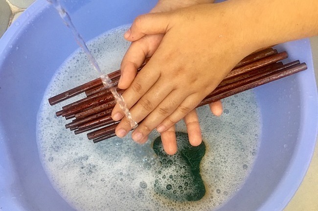 Những cách rửa đũa ăn sai lầm bạn cần tránh