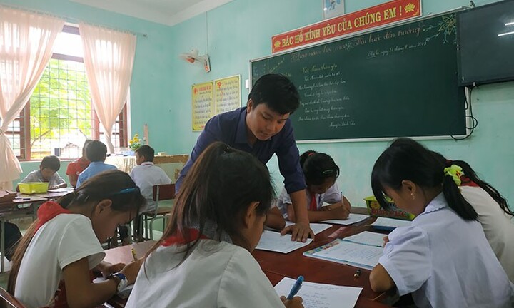 Từ học trò dốt nhất lớp đến thầy giáo giỏi cõng chữ lên đỉnh Trường Sơn