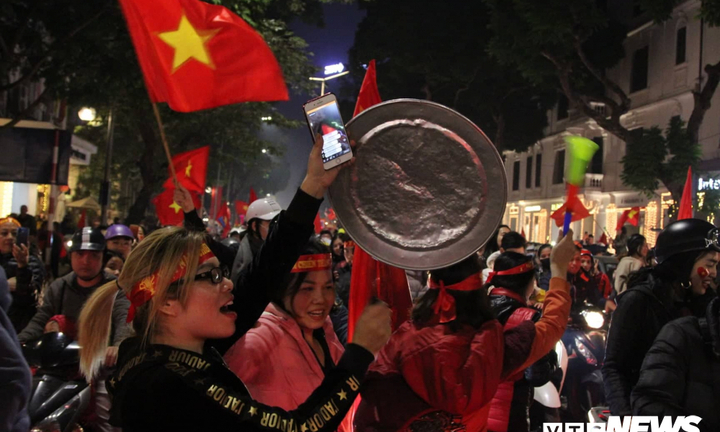 Ảnh: Hàng nghìn cổ động viên mang mâm, vung nồi đổ ra đường mừng chiến thắng U22 Việt Nam