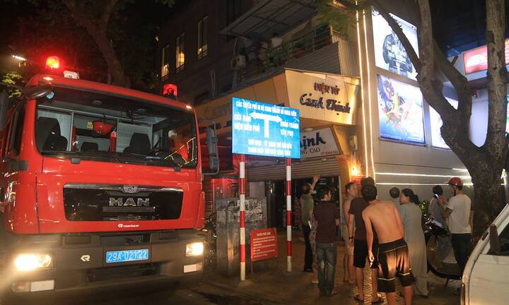 Hà Nội: Khói nghi ngút bốc lên cạnh rạp Kim Đồng, nhiều người hoảng loạn