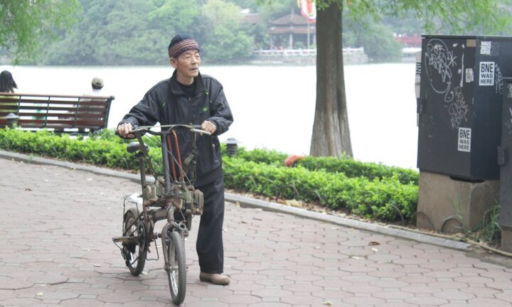 Ảnh: Người Hà Nội mặc áo khoác, đội mũ len giữa mùa hè