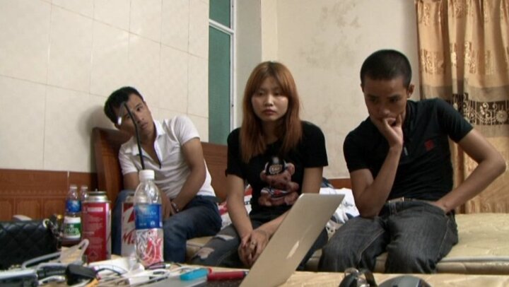 Đang 'đập đá' trong nhà nghỉ, thiếu nữ cùng đồng bọn bị công an bắt giữ