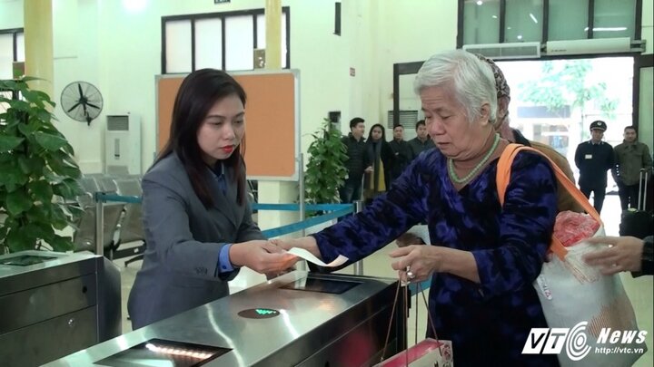 Ảnh: Cổng soát vé tự động ở ga Hà Nội hoạt động thế nào?