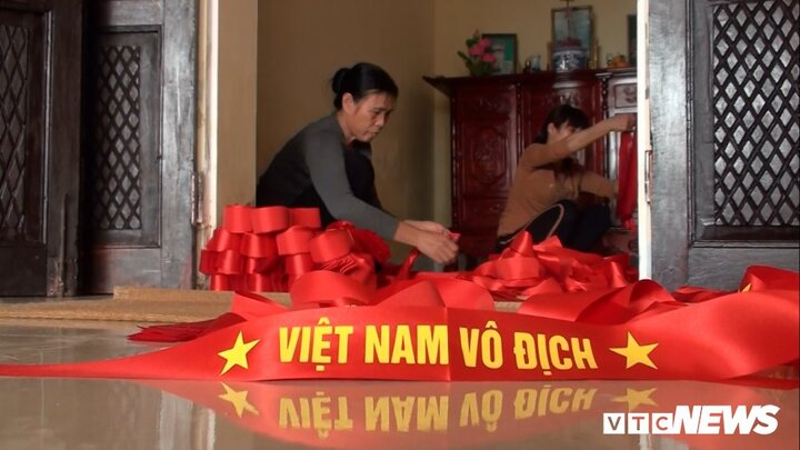 Ảnh: 'Công xưởng' tăng tốc sản xuất cờ đỏ, băng rôn cổ vũ U23 Việt Nam