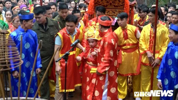 Ảnh: Bảo vệ nghiêm ngặt kiệu rước 'Tướng bà' 9 tuổi ở hội Gióng
