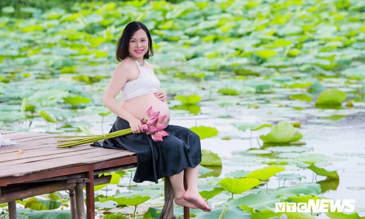 Ảnh: Vác bụng bầu 34 tuần đi chụp ảnh với hoa sen, mẹ trẻ được khen tấm tắc vì quá xinh