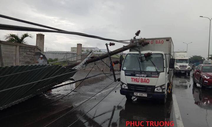 Clip: Dông lốc khủng khiếp quật đổ hàng loạt cột điện, cây xanh trên quốc lộ