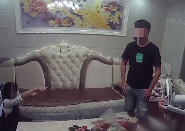 Clip: Chồng không cho tiền mua quần áo, vợ gào thét đòi nhảy lầu tự tử