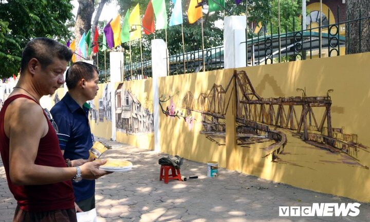 Ảnh: Hà Nội xưa cổ kính trên phố bích họa Phan Đình Phùng