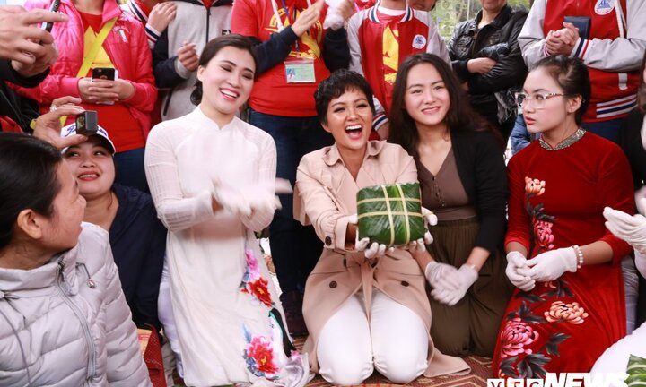 Ảnh: Hoa hậu H'hen Niê gói bánh chưng tặng trẻ em vùng cao Sơn La