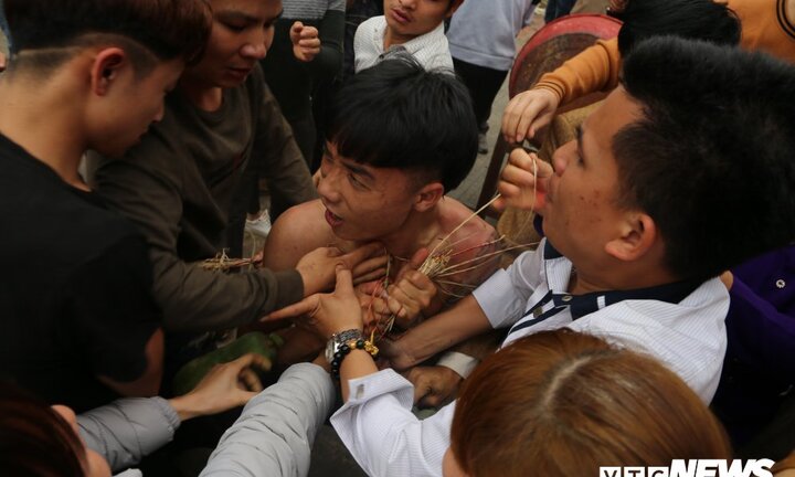 Ảnh: Hàng trăm thanh niên xâu xé, chen lấn cướp manh chiếu tại lễ hội Đúc Bụt