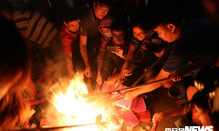 Ảnh: Cả làng đổ xô châm hương xin lửa cầu may ở Hà Nội