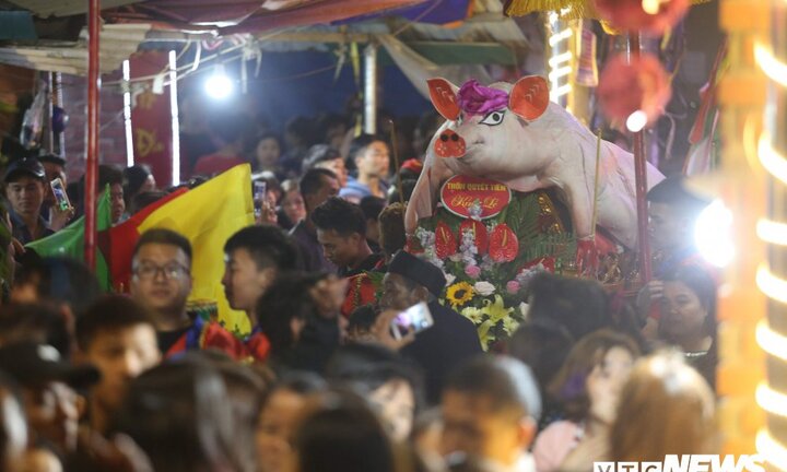 Hàng nghìn người thức trắng đêm xem rước 'ông lợn' nặng hàng trăm cân ở La Phù