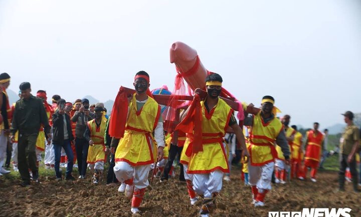 Ảnh: Hàng trăm người chen chân xem rước 'của quý khổng lồ' trong lễ hội Ná Nhèm 2019