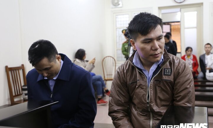 Xét xử ca sĩ Châu Việt Cường: 'Anh Cường bị ngáo đá, liên tục vái lạy'