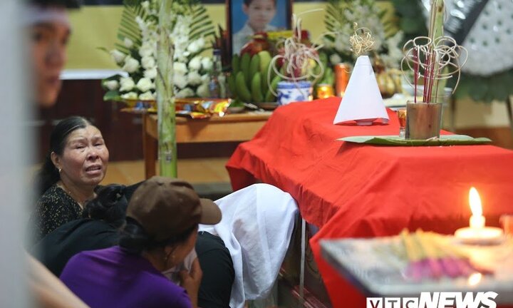 8 học sinh chết đuối ở Hòa Bình: Tang thương bao trùm con phố nhỏ