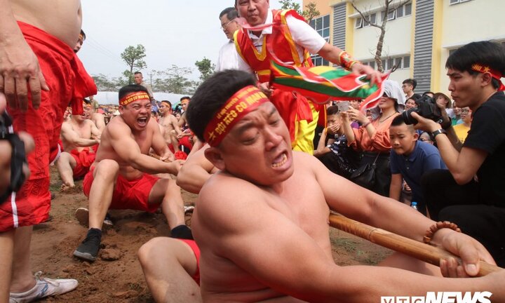 Ảnh: Tròn mắt xem trai Thủ đô mình trần vạm vỡ thi kéo co ngồi ở hội đền Trấn Vũ