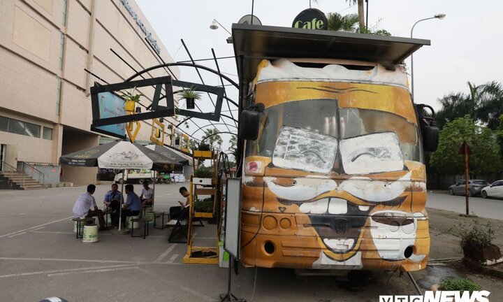 Ảnh: Hô biến xe buýt cũ nát, đồ phế thải thành quán cà phê đẹp xuất sắc ở Hà Nội