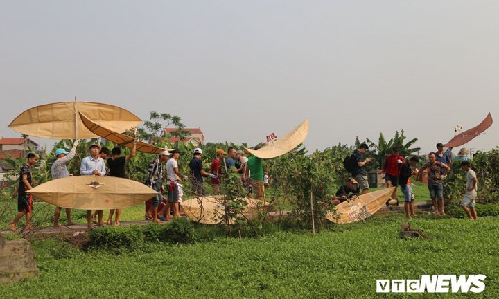 Ảnh: Người Hà Nội hồ hởi thả diều dưới cái nắng 41 độ C trong hội làng Bá Dương Nội