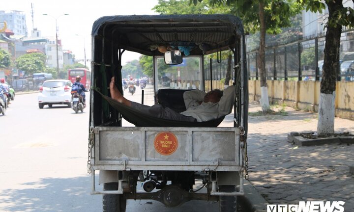 Ảnh: Nắng nóng trên 40 độ C, người Hà Nội trốn gốc cây, xuống hồ tắm