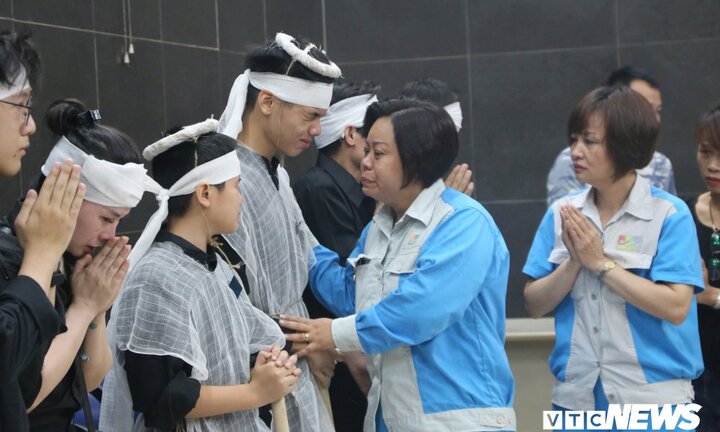 Ảnh: Nước mắt tiễn đưa nữ công nhân môi trường bị xe 'điên' tông chết về với đất mẹ