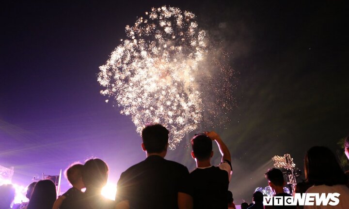 Ảnh: Mãn nhãn màn pháo hoa mừng 65 năm Chiến thắng Điện Biên Phủ