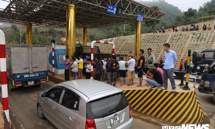 Ảnh: Dân mang ô tô ra chặn trạm BOT Hòa Lạc - Hòa Bình, tắc đường hàng cây số