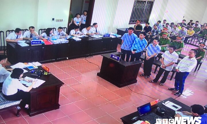 Hoàng Công Lương xuất trình tài liệu mới, luật sư yêu cầu làm rõ tài liệu 'mật' của Bộ Y tế