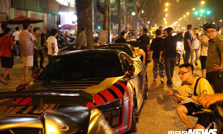 Ảnh: Ngắm dàn siêu xe hàng chục tỷ đổ bộ đường phố Hà Nội