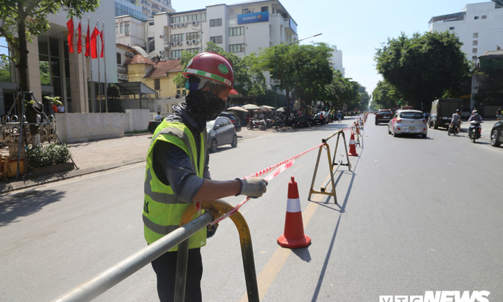 Ảnh: Rào chắn đường Trần Hưng Đạo để xây nhà ga ngầm tuyến Metro Nhổn - Ga Hà Nội