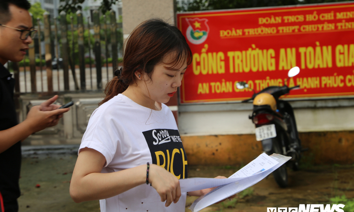 Ảnh: Ngủ quên, một thí sinh ở Hà Giang không được vào thi môn Văn