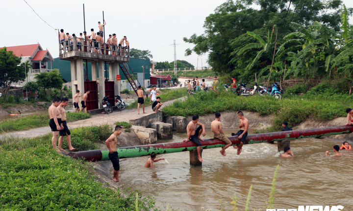 Ảnh: Thanh thiếu niên rủ nhau giải nhiệt ở trạm bơm thủy lợi giữa Hà Nội