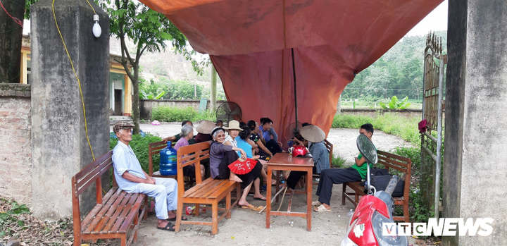 Vì sao dân Sóc Sơn căng lều bạt túc trực ngày đêm chặn xe vào bãi rác lớn nhất Thủ đô?