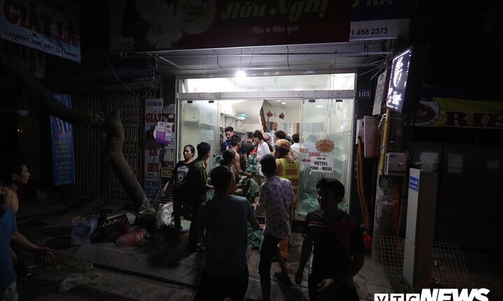 Ảnh: Hàng chục người qua đường giúp đỡ cư dân bị ảnh hưởng bởi đám cháy ở Công ty Rạng Đông