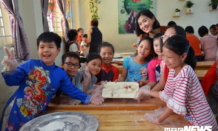 Ảnh: Học sinh Trường tiểu học Xuân Đỉnh hào hứng trải nghiệm làm bánh trung thu cùng cha mẹ