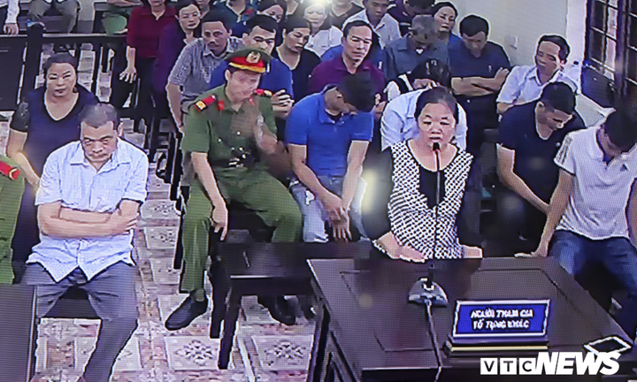Xử gian lận thi cử Hà Giang: Vợ bị cáo Nguyễn Thanh Hoài chỉ biết chồng nâng điểm qua báo chí
