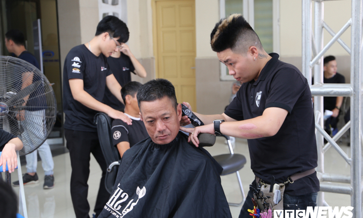 Ảnh: 500 tài xế xe khách được khám sức khỏe, cắt tóc miễn phí trong 'Ngày hội chăm sóc bác tài'