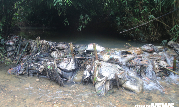 Công ty nước sạch sông Đà xả thẳng hàng nghìn mét khối nước xúc rửa bể chứa nhiễm dầu ra môi trường