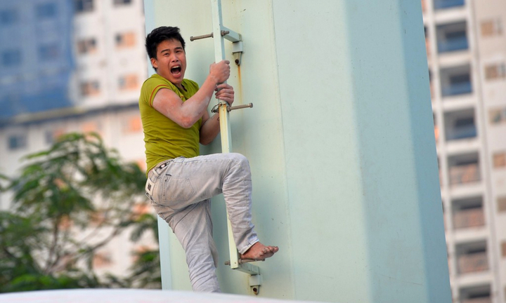 Nam thanh niên 'ngáo đá' leo cột điện cao thế 30m ở Hà Nội vì nghĩ bị đuổi đánh