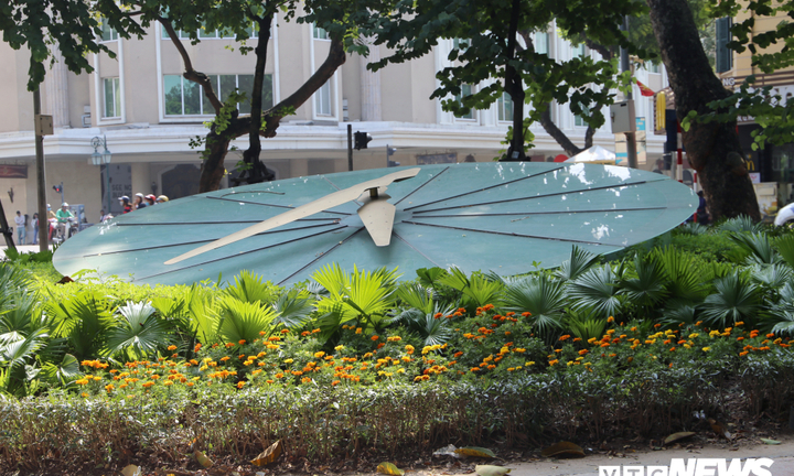 Cận cảnh chiếc đồng hồ Thụy Sĩ khổng lồ giá 20.000 USD nằm bất động bên Hồ Gươm